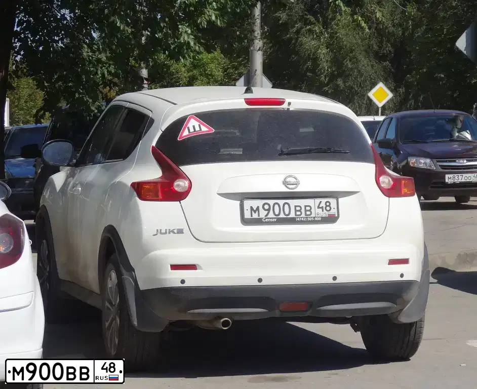 Фото автомобиля NISSAN JUKE, 2014 — госномер Р880МР48. Цвет: Белый