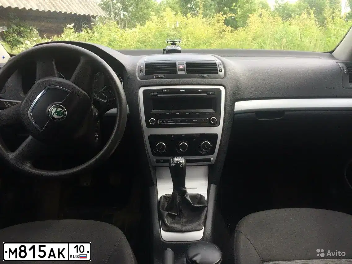 Фото автомобиля TOYOTA AURIS, 2007 — госномер М815АВ10. Цвет: Красный