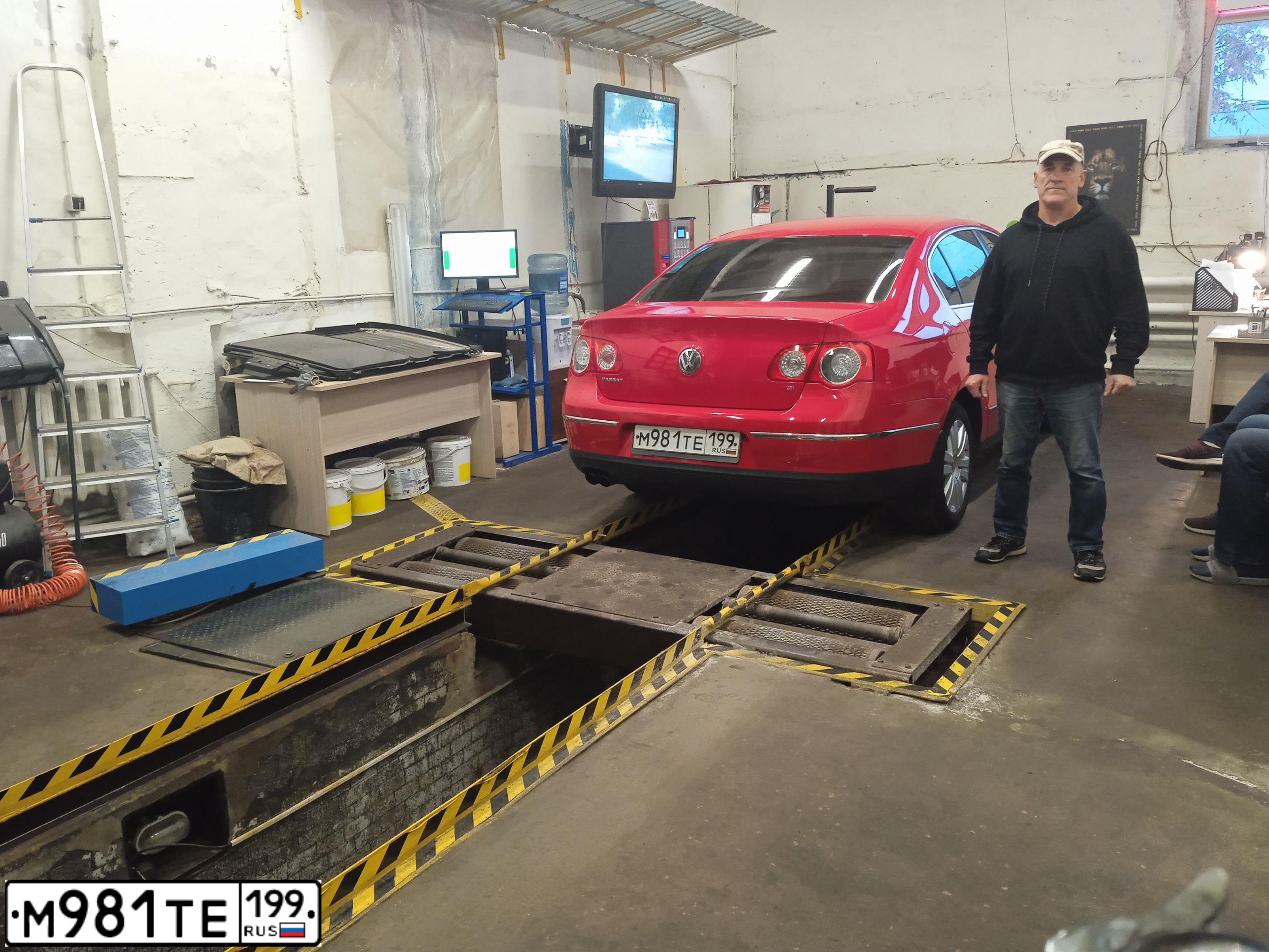 Фото автомобиля VOLKSWAGEN PASSAT, 2008 — госномер М981ТЕ199. Цвет: Красный
