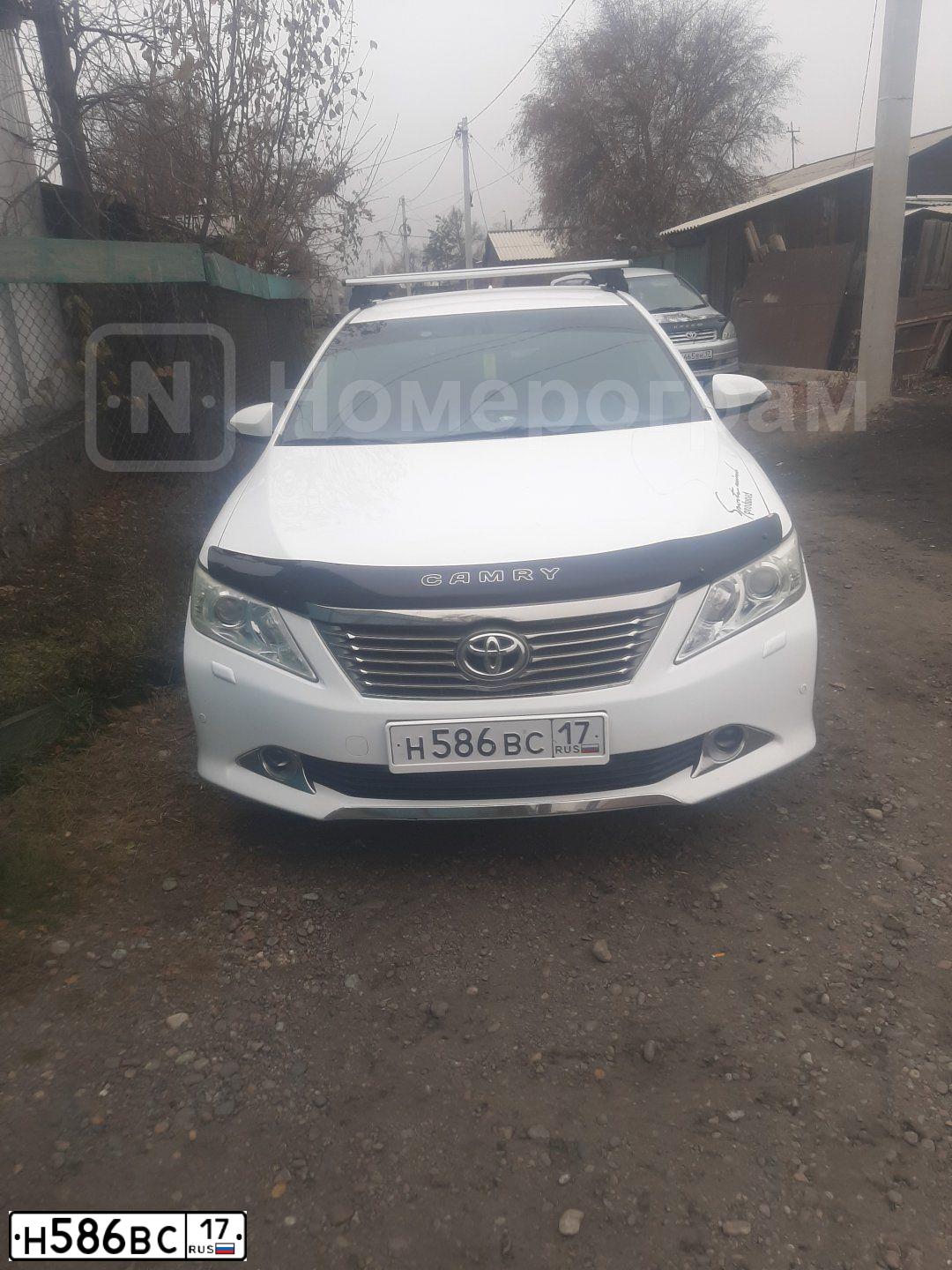 Фото автомобиля TOYOTA CAMRY, 2012 — госномер Н586ВС17. Цвет: Белый
