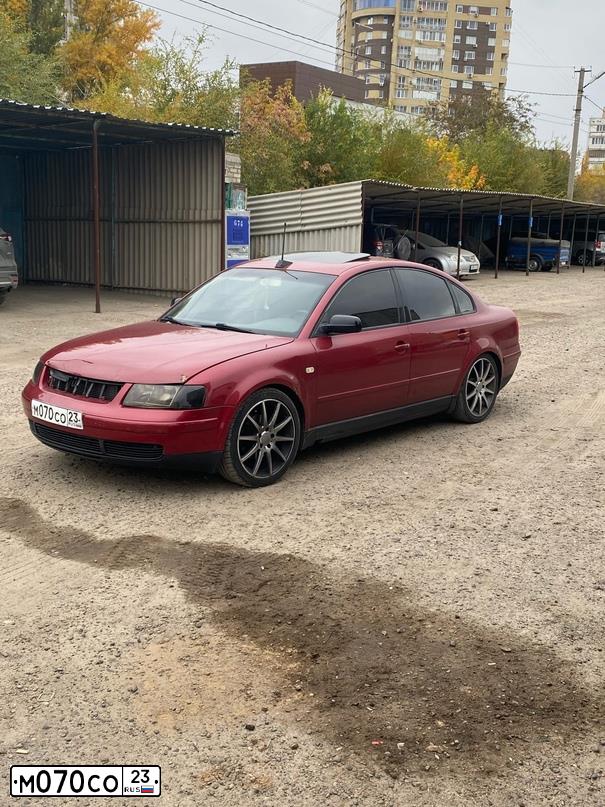 Фото автомобиля VOLKSWAGEN PASSAT, 1999 — госномер М070СО23. Цвет: БОРДОВЫЙ