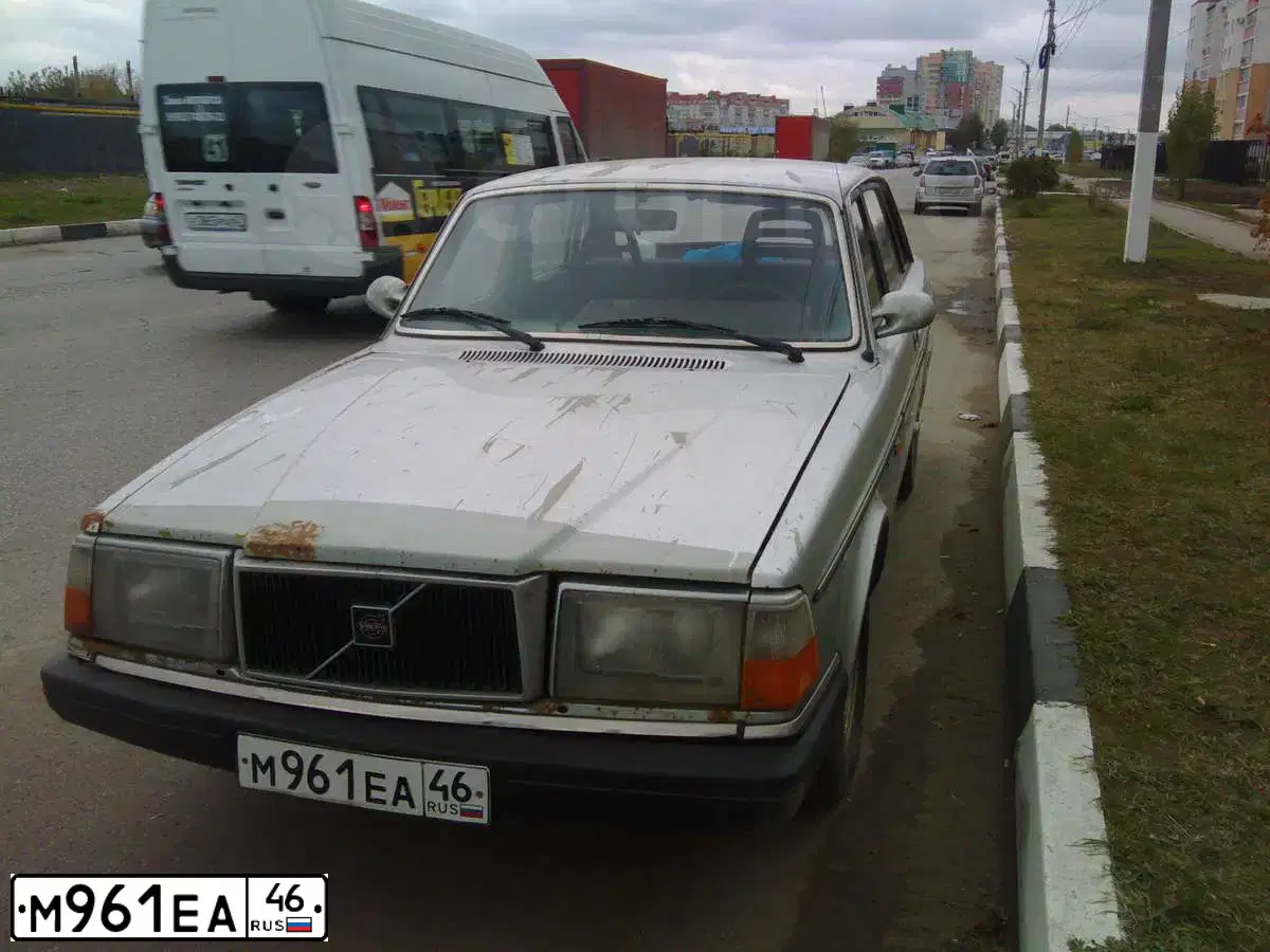 Фото автомобиля VOLVO 240-SERIE, 1984 — госномер М961ЕА46. Цвет: СЕРЫЙ