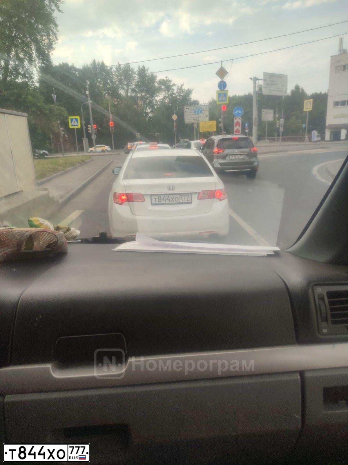 Фото автомобиля VOLKSWAGEN TIGUAN, 2021 — госномер М696ХМ799. Цвет: СЕРЫЙ
