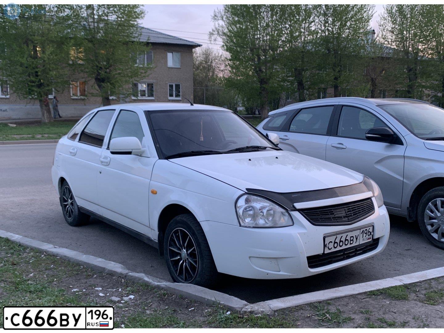 Фото автомобиля LADA 2172 PRIORA, 2012 — госномер С666ВУ196. Цвет: Белый