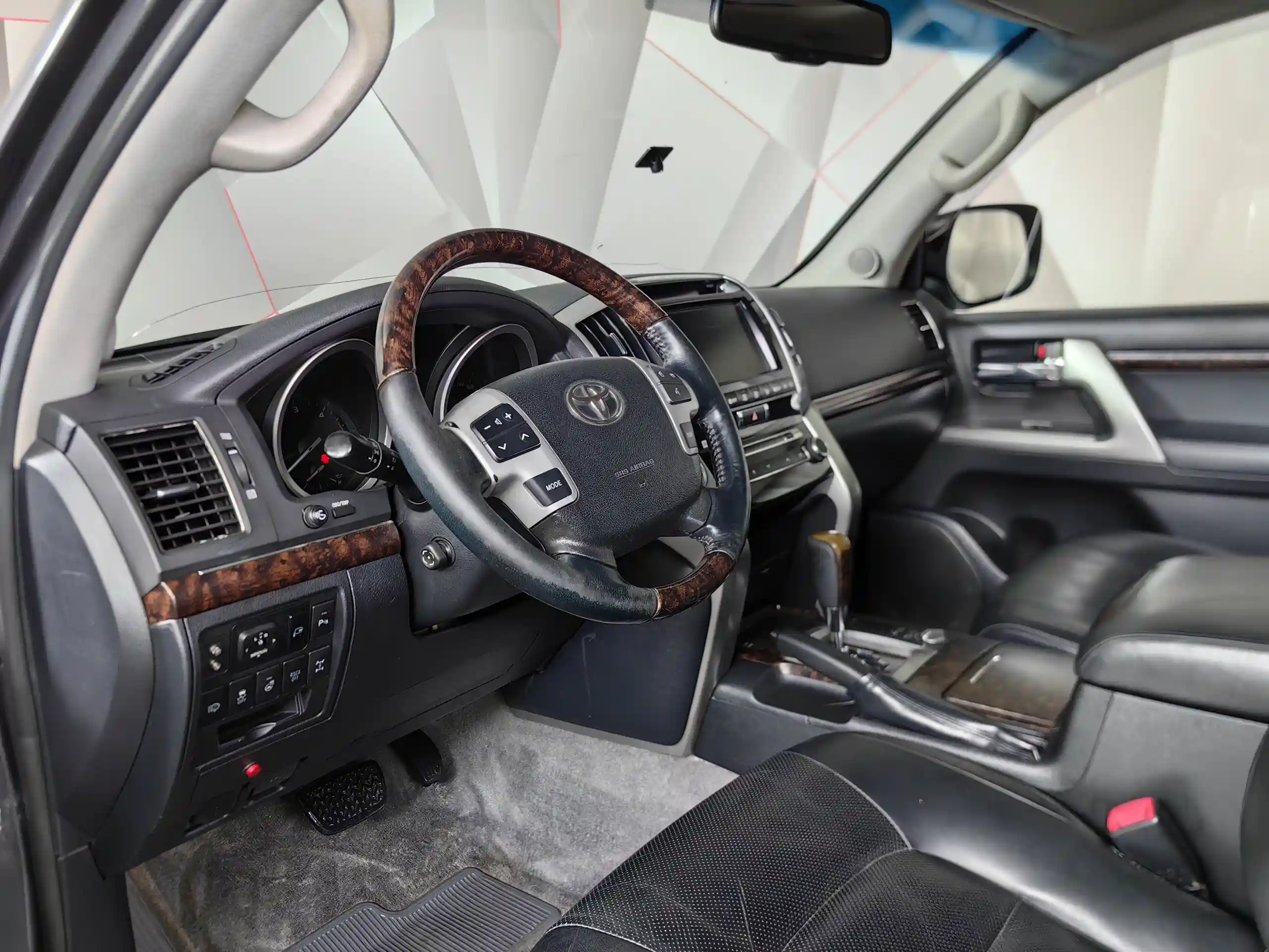 Фото автомобиля TOYOTA LAND CRUISER 200, 2013 — госномер О413АУ550. Цвет: Серый