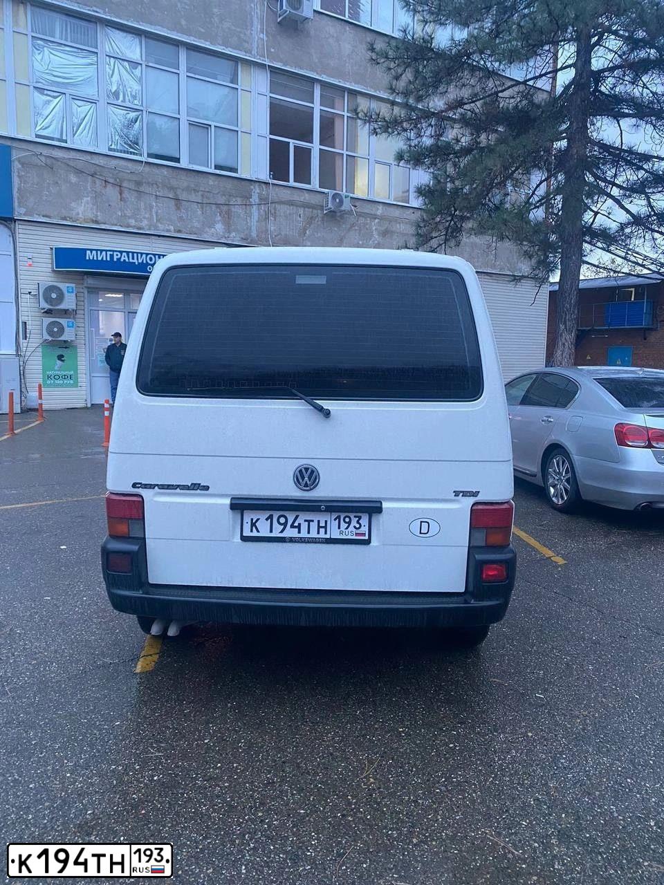 Фото автомобиля VOLKSWAGEN CARAVELLE, 2003 — госномер К194ТН193. Цвет: Белый