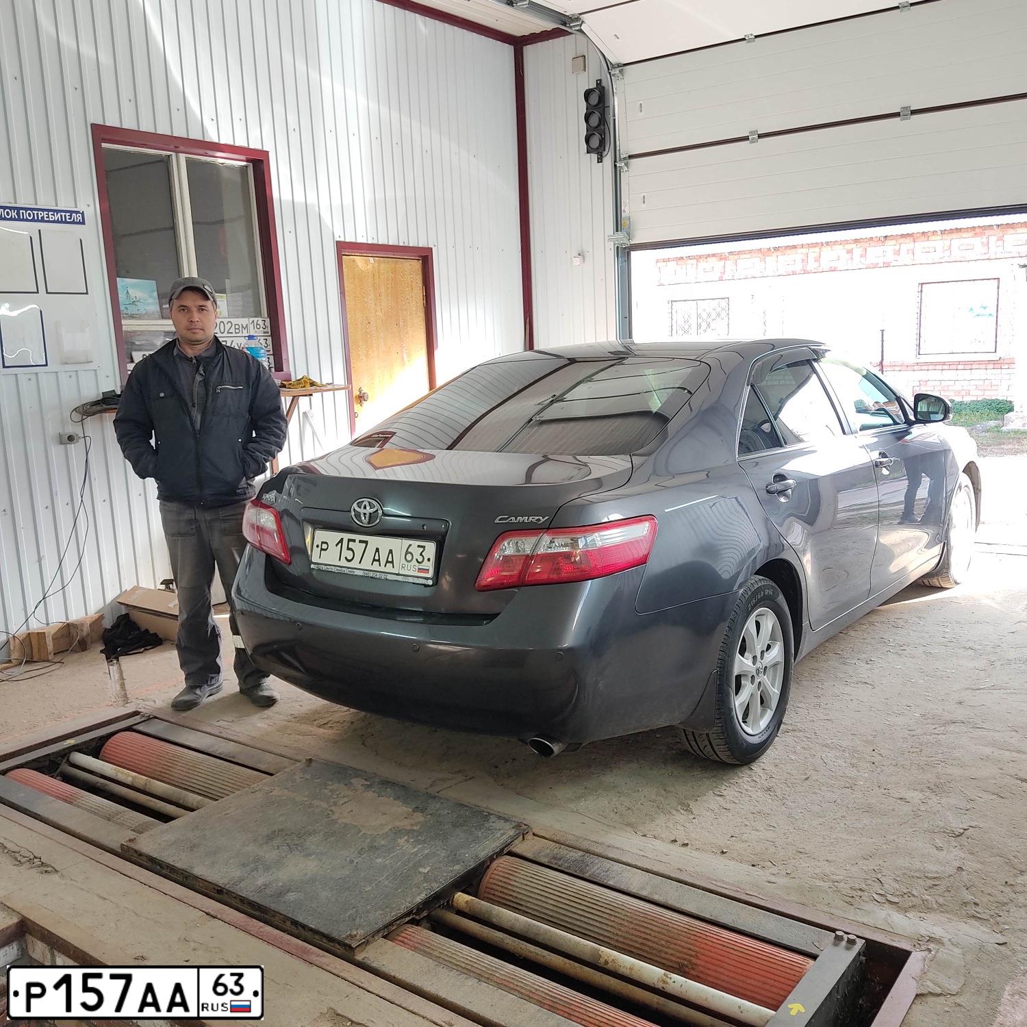 Фото автомобиля TOYOTA CAMRY, 2011 — госномер Р157АА63. Цвет: СЕРЫЙ МЕТАЛЛИК
