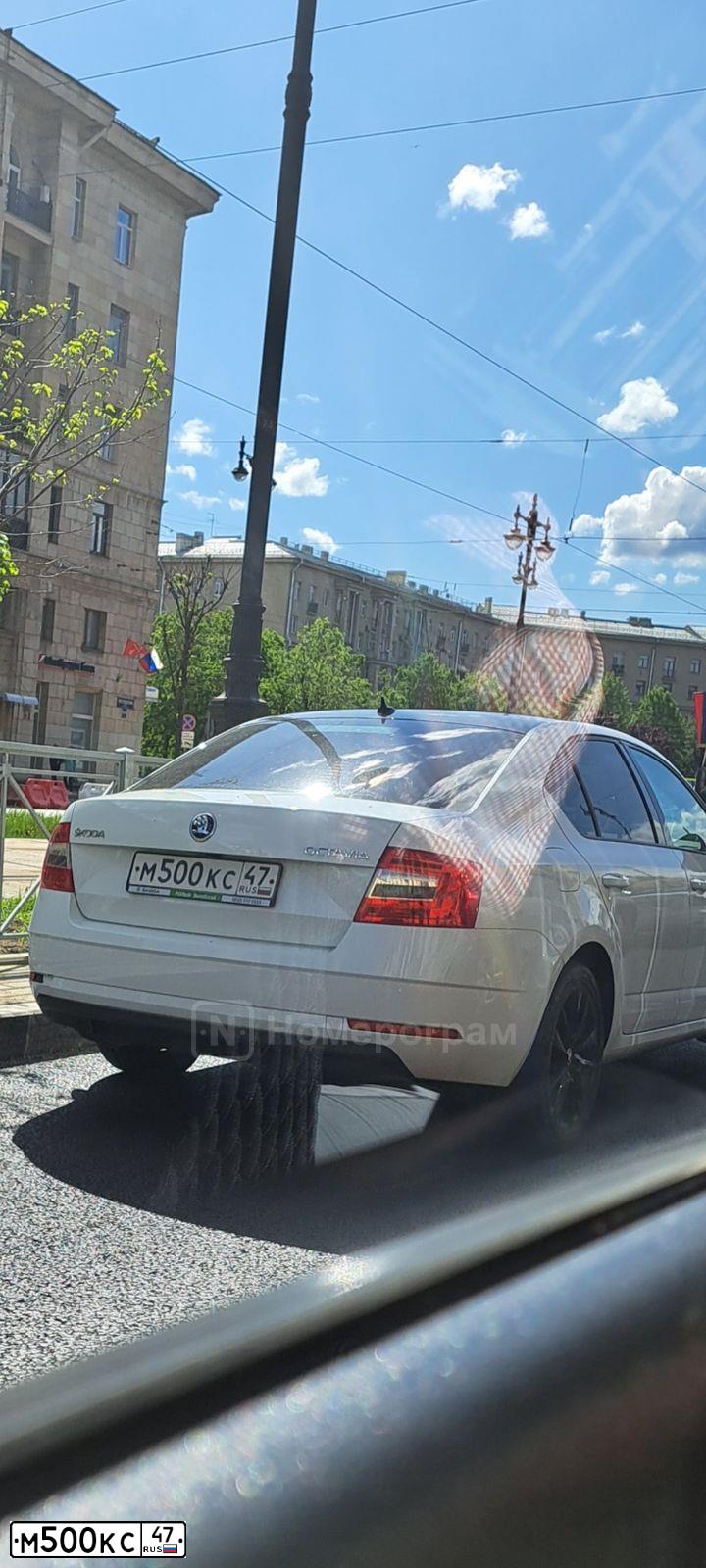 Фото автомобиля SKODA OCTAVIA, 2018 — госномер М500КС47. Цвет: БЕЛЫЙ