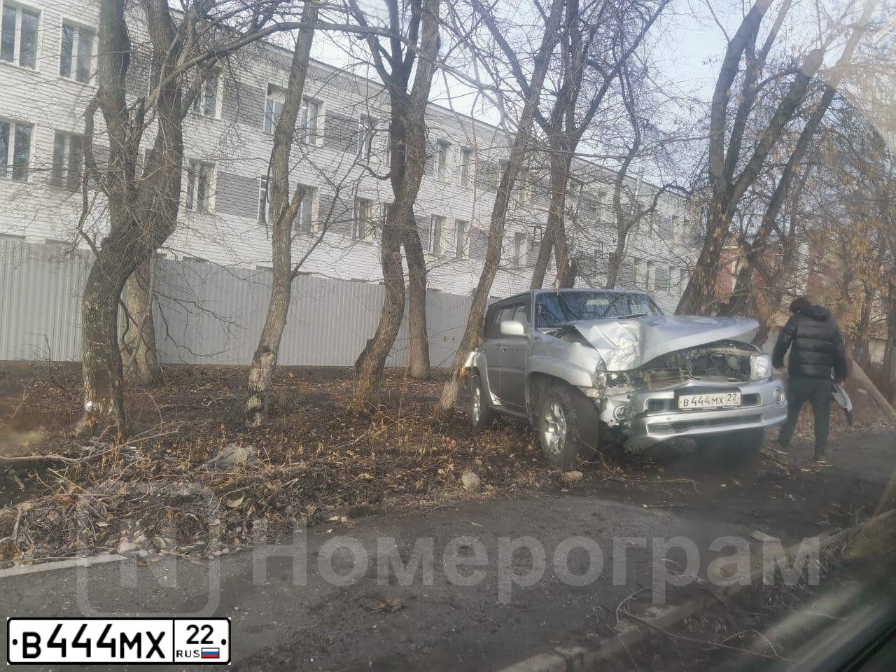 Фото автомобиля NISSAN PATROL, 2009 — госномер Е997МС122. Цвет: Серебристый