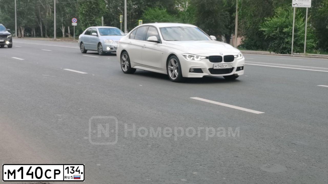 Фото автомобиля BMW SERIE 3, 2016 — госномер М140СР134. Цвет: Белый