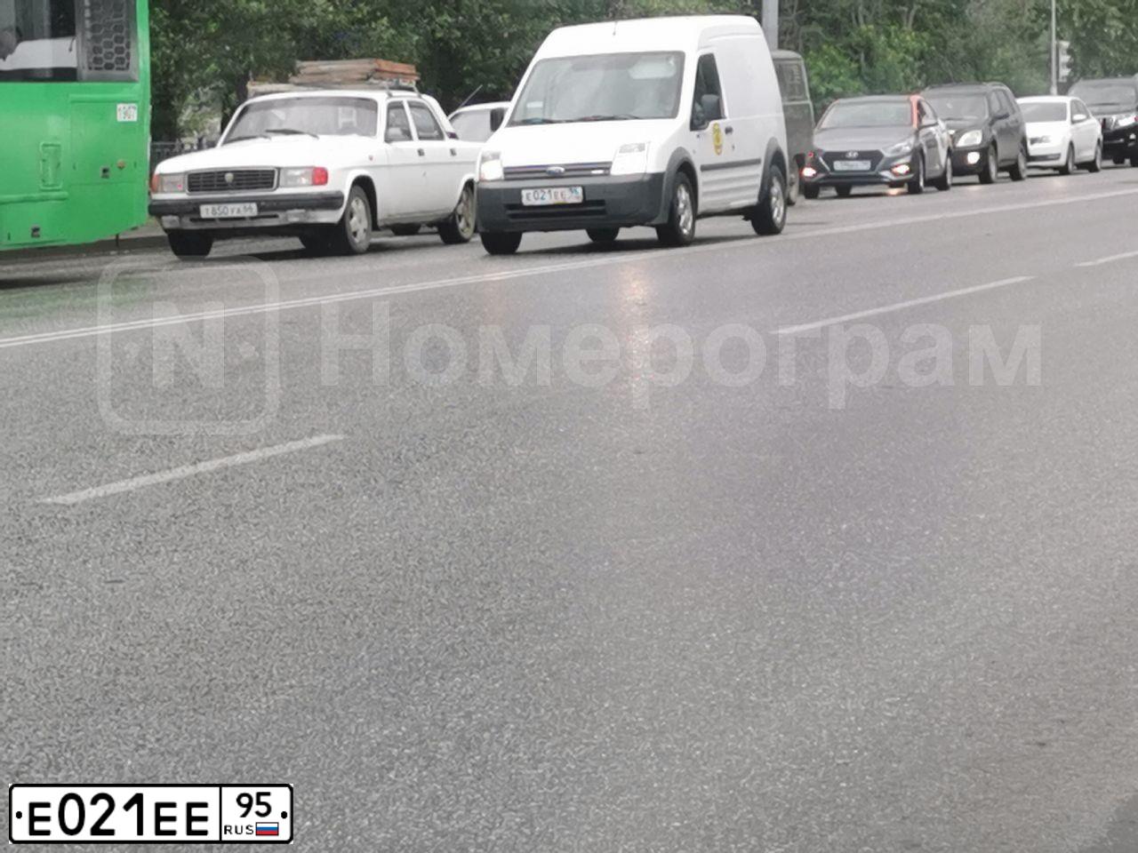 Фото автомобиля TOYOTA CAMRY, 2015 — госномер Е021ЕЕ95. Цвет: ЧЕРНЫЙ МЕТАЛЛИК