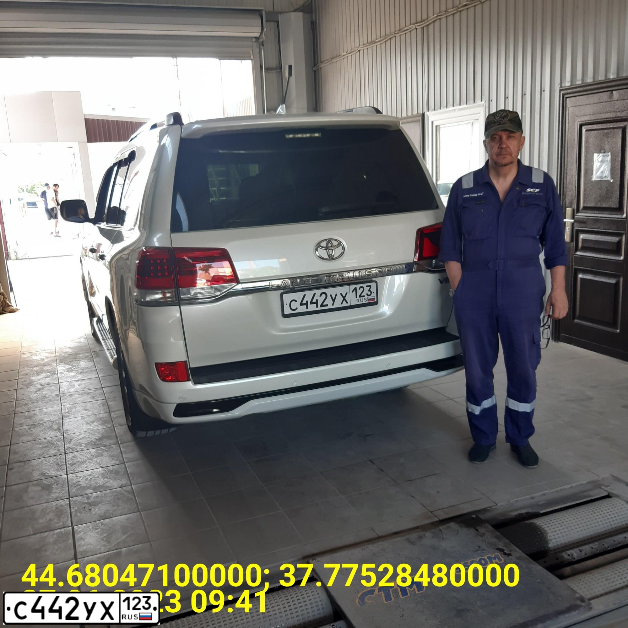 Фото автомобиля TOYOTA LANDCRUISER 200, 2016 — госномер А900РМ93. Цвет: Белый