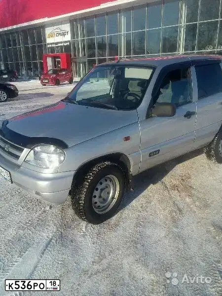 Фото автомобиля CHEVROLET NIVA, 2004 — госномер Р936ХВ22. Цвет: СВЕТЛО-СЕР.МЕТАЛ.