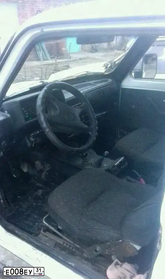 Фото автомобиля LADA 2121 NIVA, 1998 — госномер Е008ЕУ31. Цвет: ЯРКО-БЕЛЫЙ