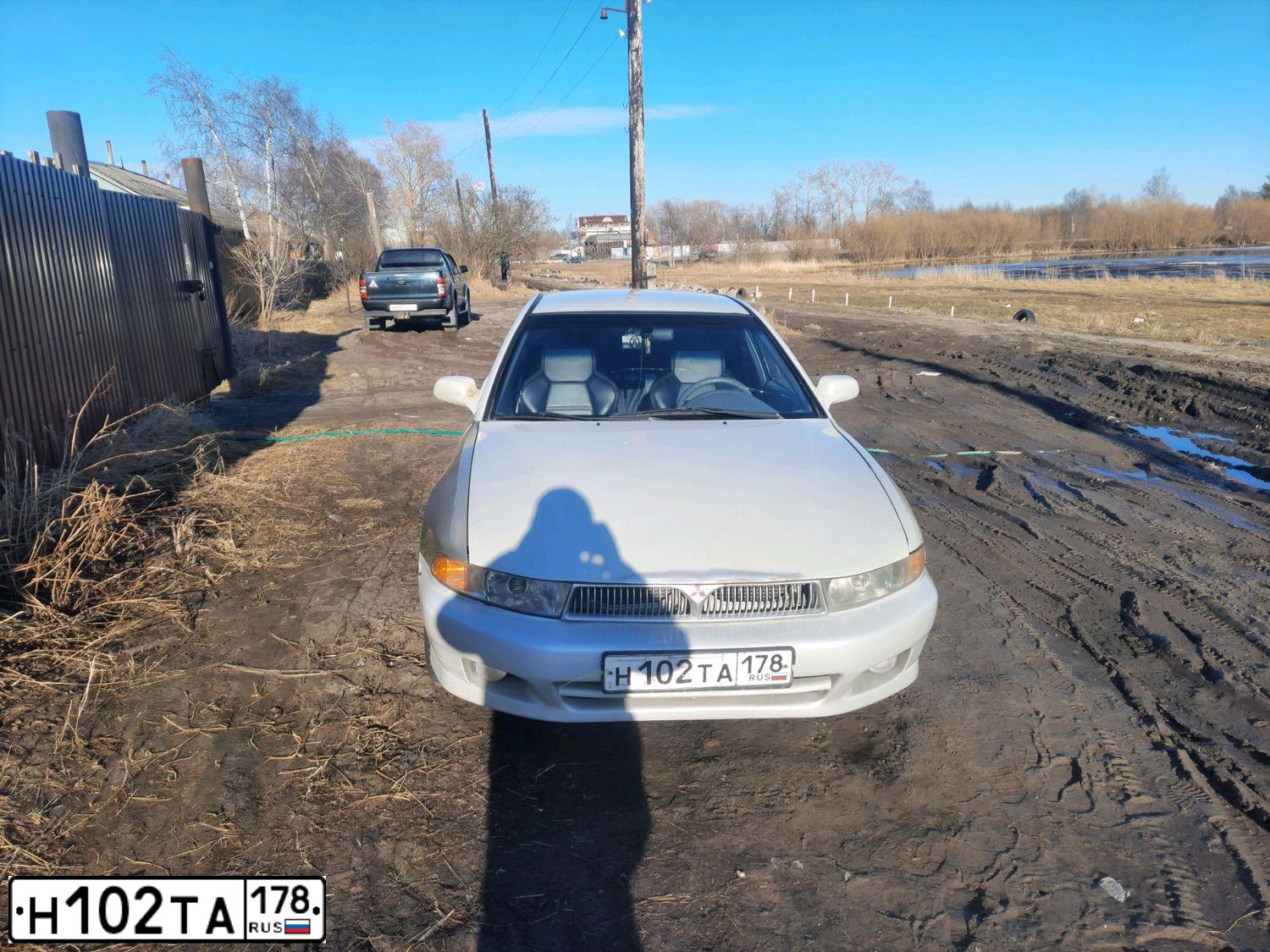 Фото автомобиля MITSUBISHI GALANT, 2002 — госномер С465МН98. Цвет: Белый
