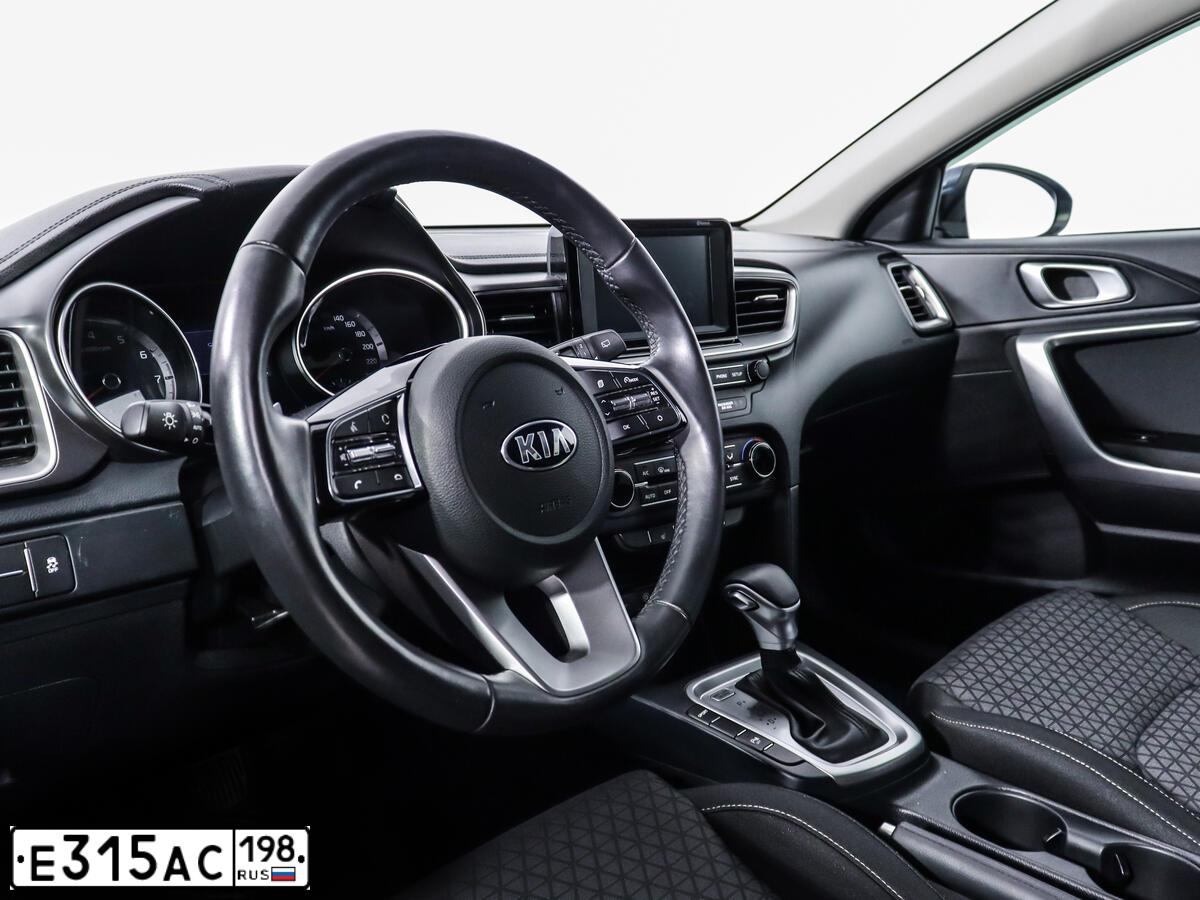 Фото автомобиля KIA CEE'D, 2019 — госномер М800СУ198. Цвет: Темно-синий