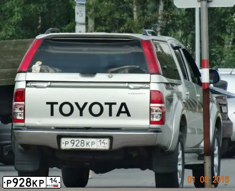 Фото автомобиля TOYOTA HILUX, 2014 — госномер Р928КР14. Цвет: СЕРЫЙ