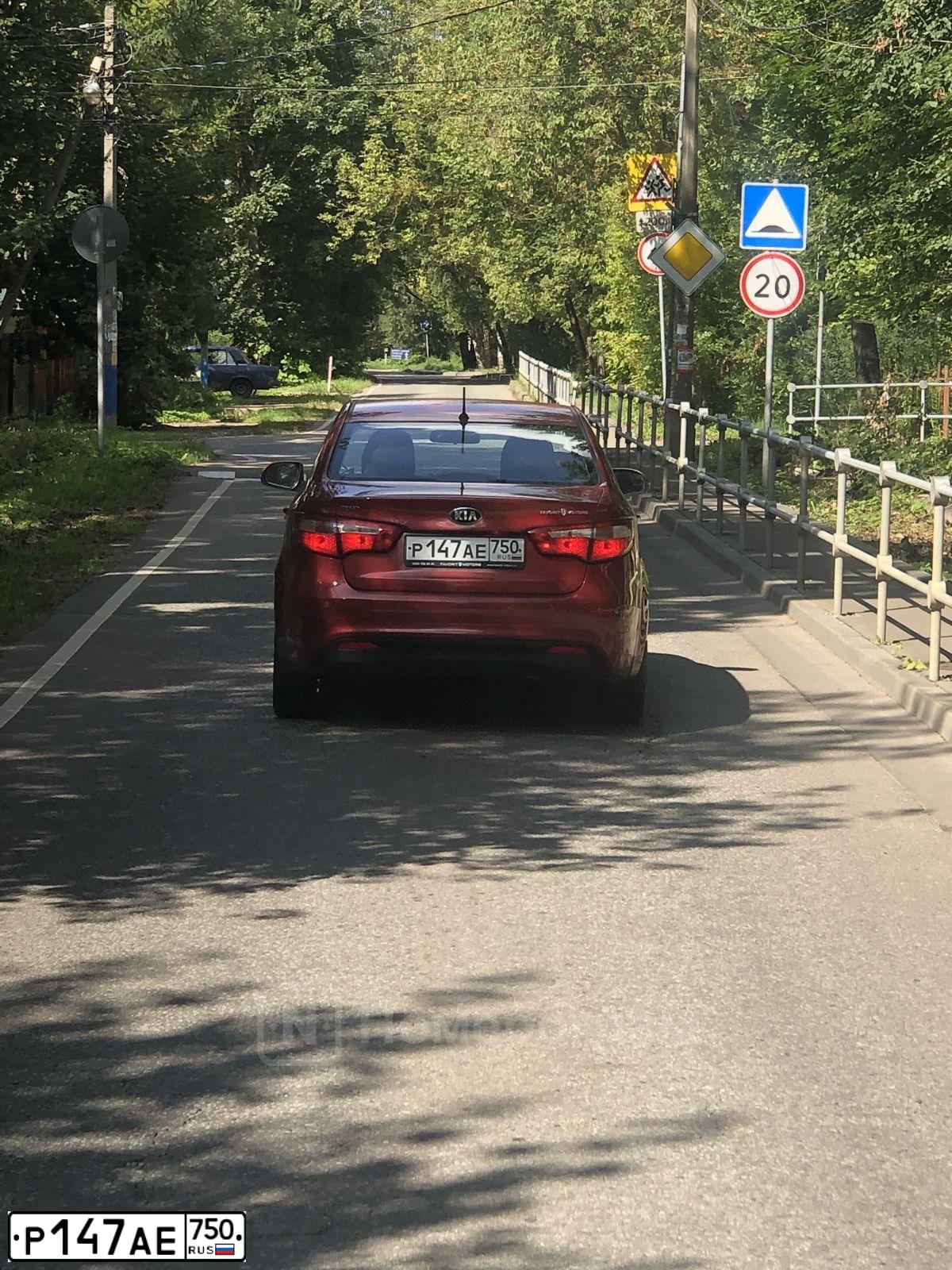 Фото автомобиля KIA RIO, 2013 — госномер Р147АЕ750. Цвет: КРАСНЫЙ