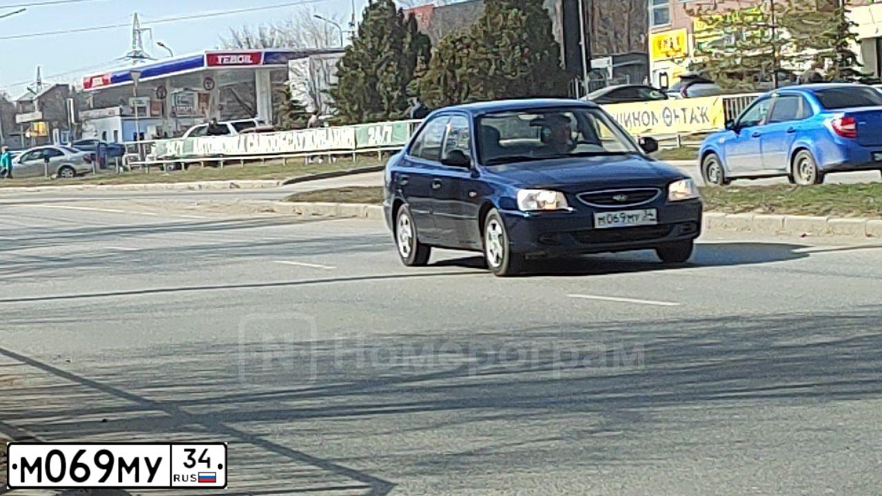 Фото автомобиля VOLKSWAGEN VОLКSWАGЕN GОLF, 2002 — госномер М069УМ34. Цвет: СИНИЙ