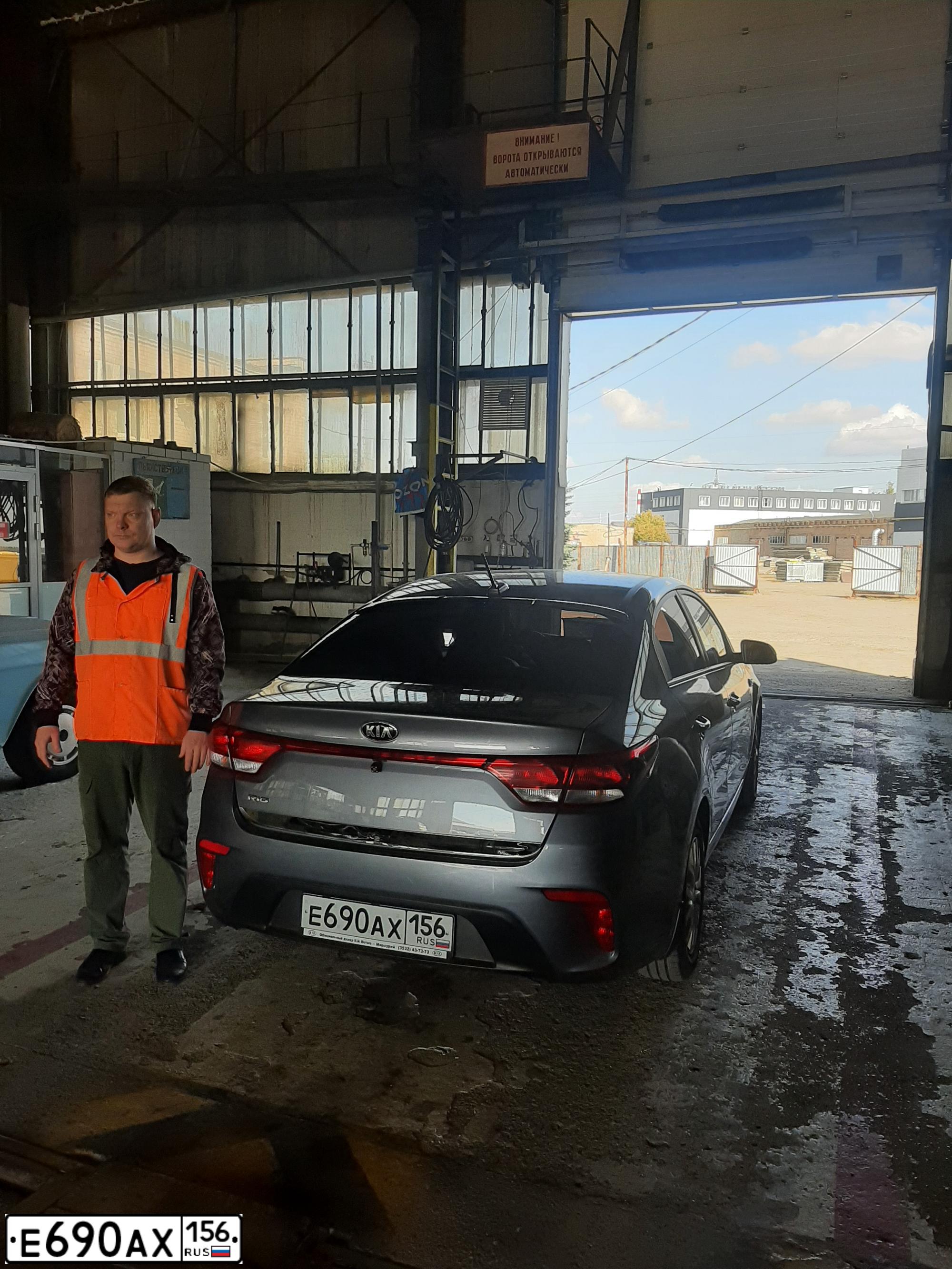 Фото автомобиля KIA RIO, 2017 — госномер Е690АХ156. Цвет: Серый