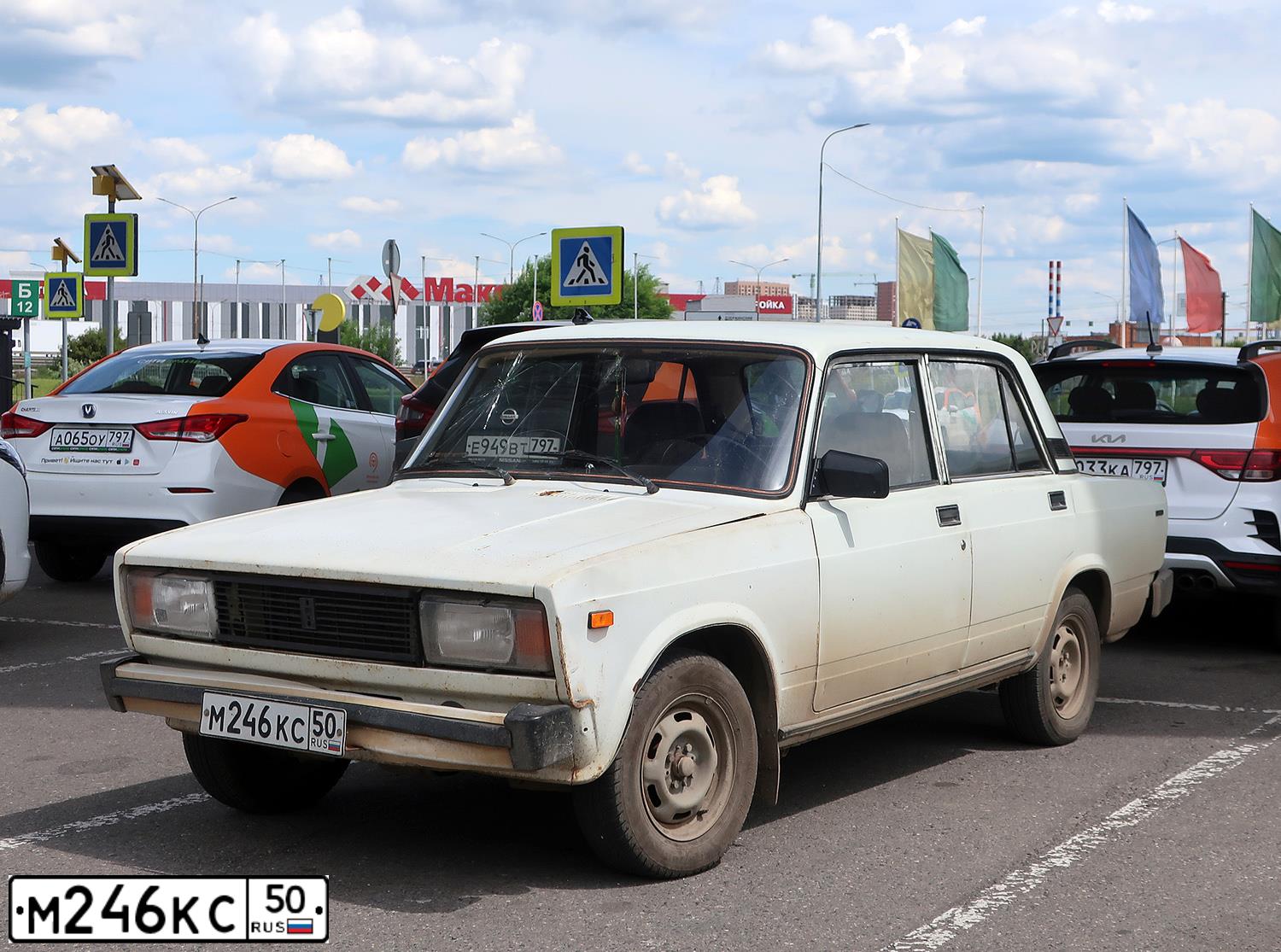 Фото автомобиля LADA 2105, 1996 — госномер М246КС50. Цвет: Белый