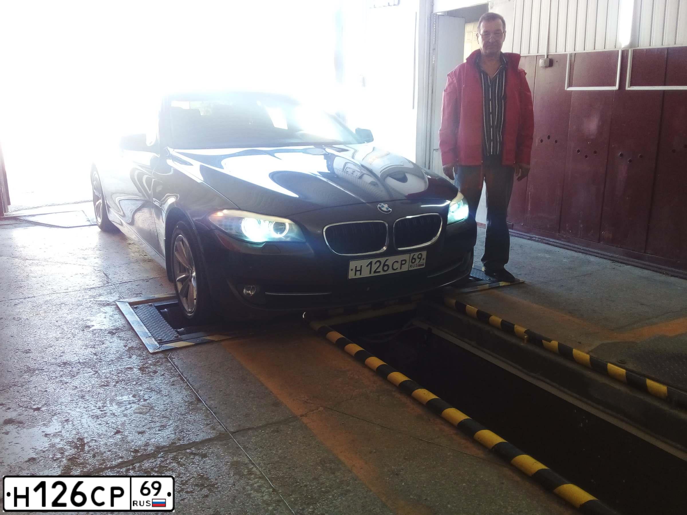 Фото автомобиля BMW SERIE 5, 2013 — госномер Н932МЕ82. Цвет: Коричневый