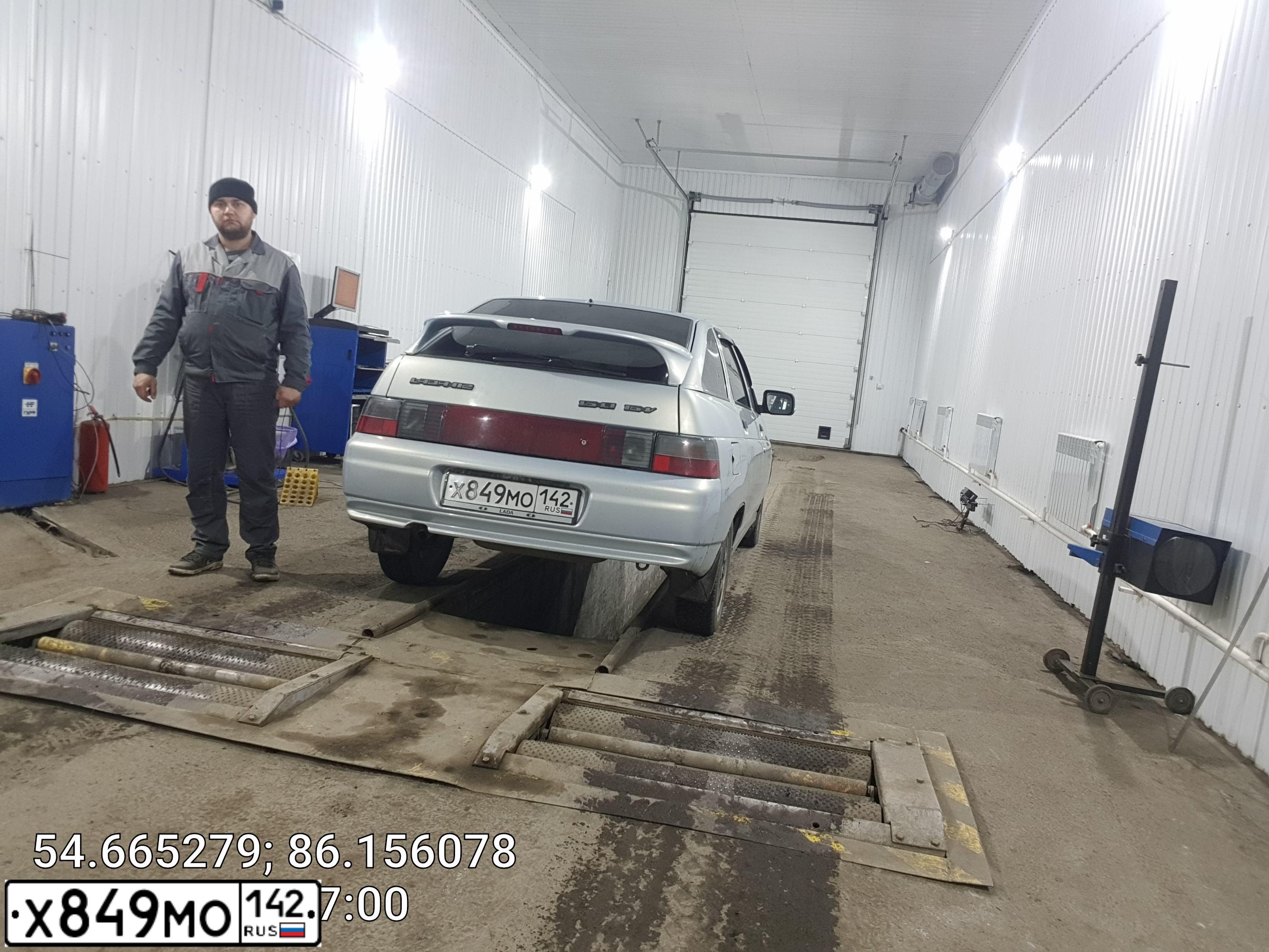 Фото автомобиля LADA 2112, 2005 — госномер Х849МО142. Цвет: Серебристо-желто-голубой