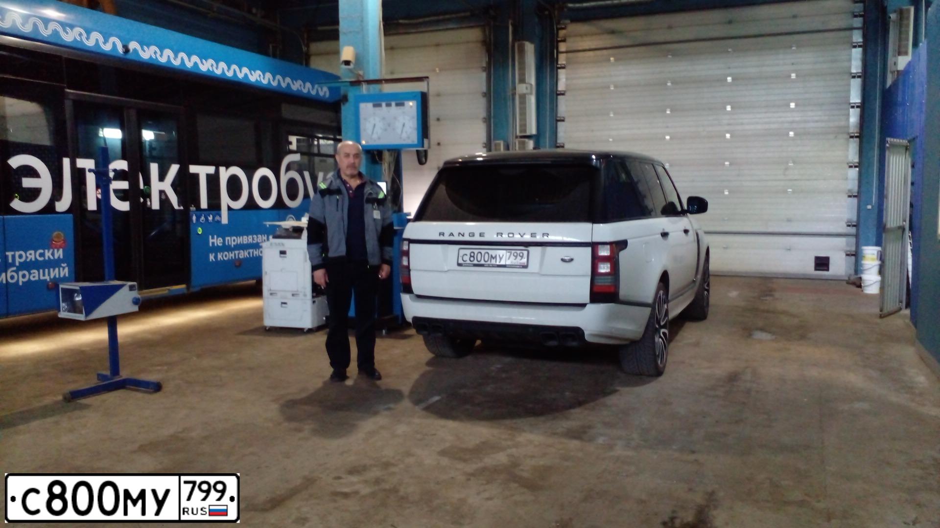 Фото автомобиля LANDROVER RANGE ROVER, 2013 — госномер М021СТ777. Цвет: ЯРКО-БЕЛЫЙ