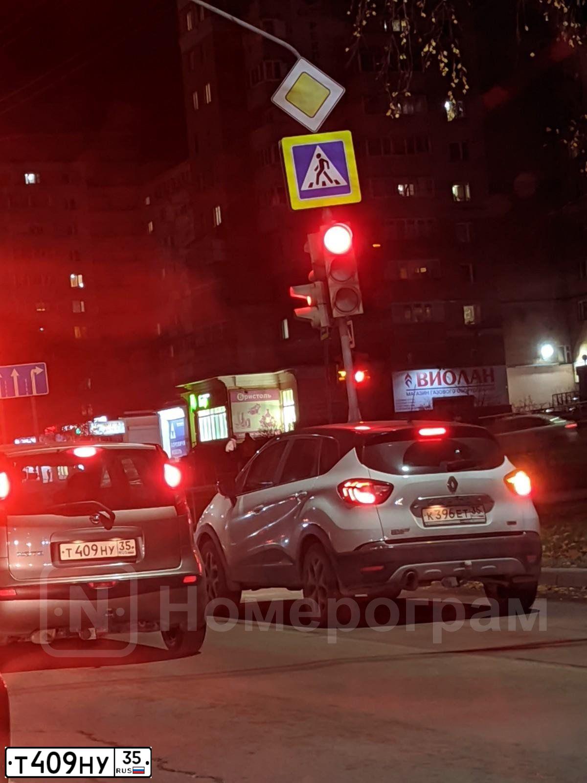 Фото автомобиля NISSAN NOTE, 2007 — госномер Т409НУ35. Цвет: БЕЖЕВЫЙ