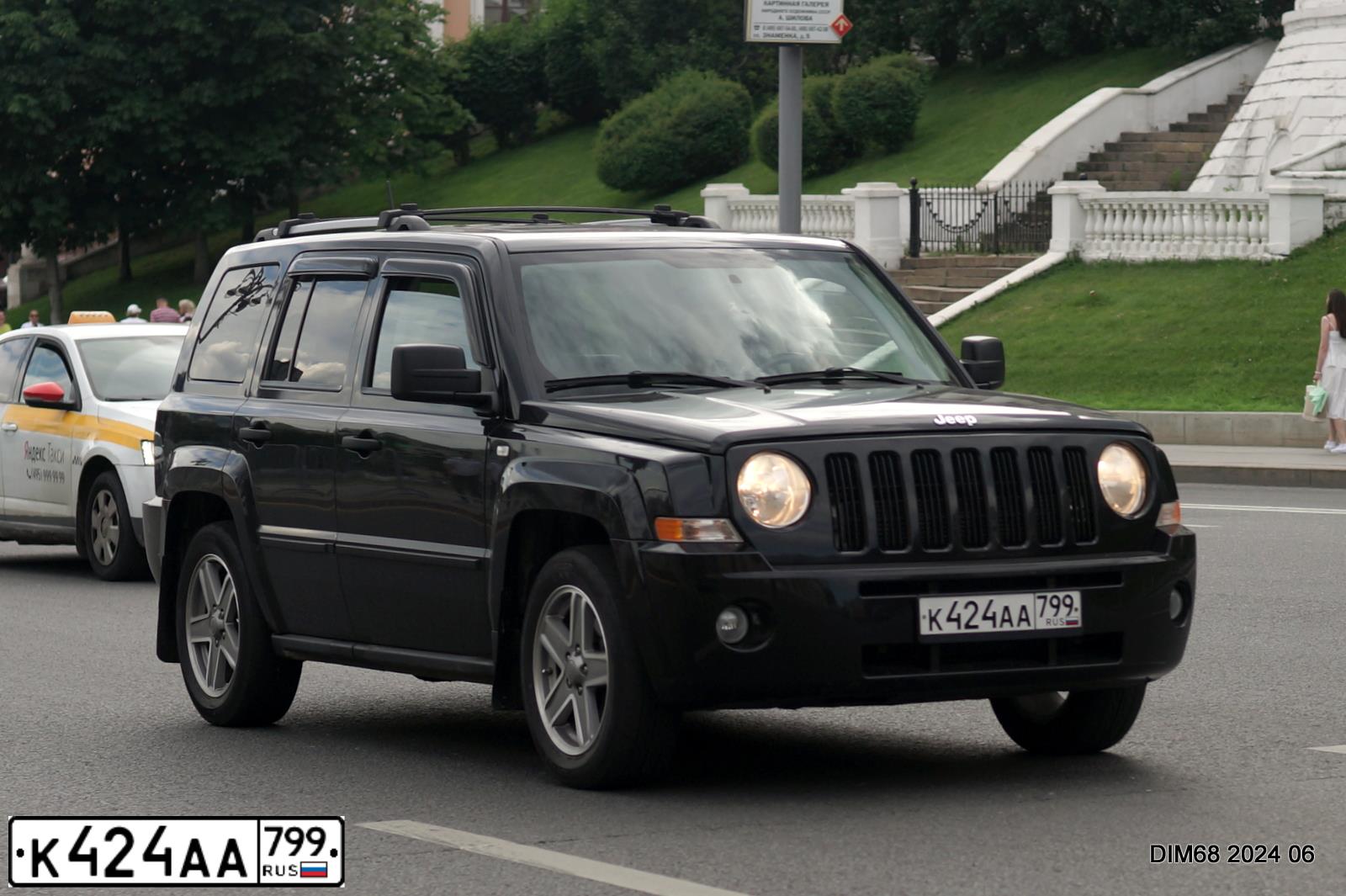 Фото автомобиля JEEP LIBERTY, 2007 — госномер Е005МА74. Цвет: ЧЕРНЫЙ