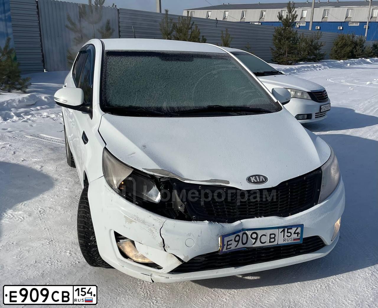 Фото автомобиля KIA RIO, 2014 — госномер Е909СВ154. Цвет: БЕЛЫЙ
