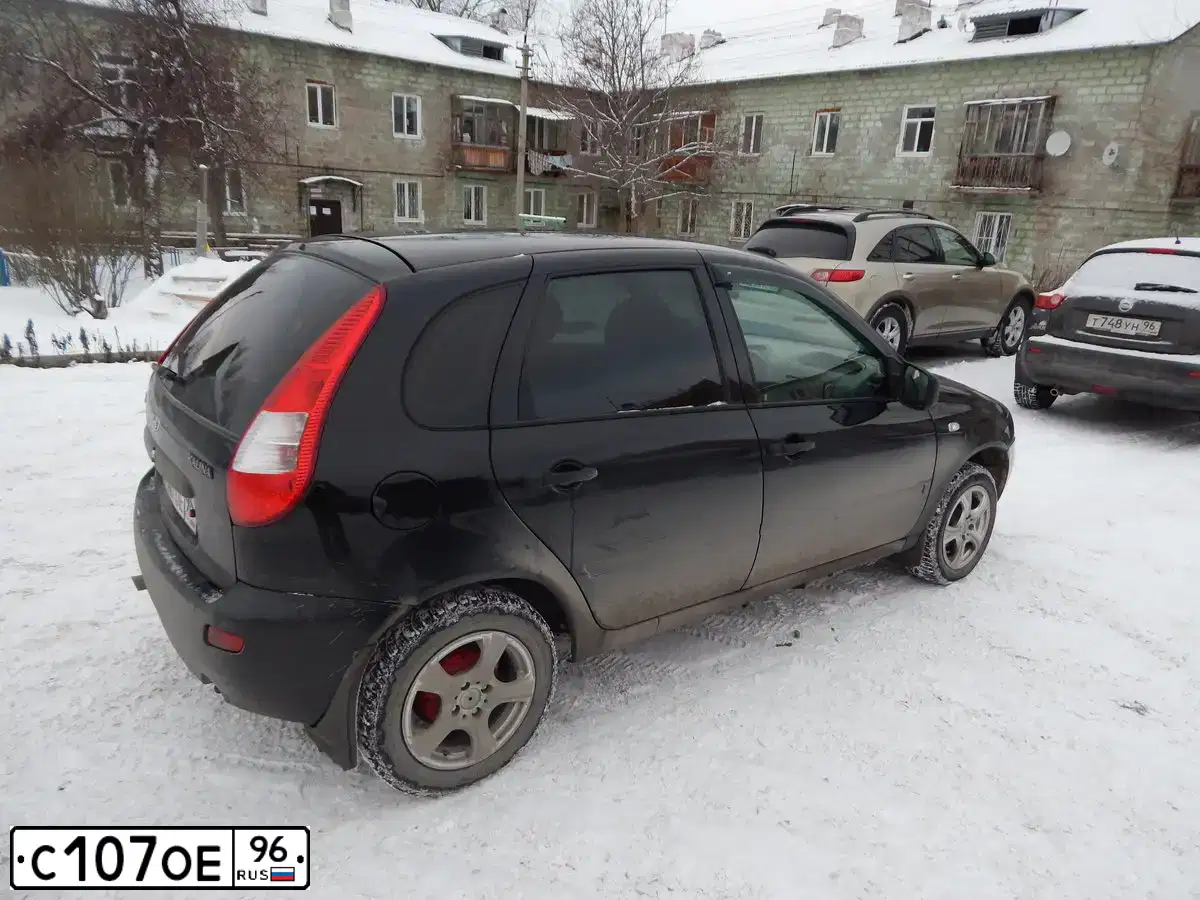 Фото автомобиля LADA 1119 KALINA, 2010 — госномер С107ОЕ96. Цвет: ЧЕРНЫЙ