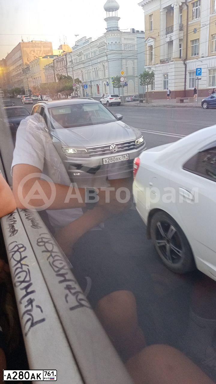 Фото автомобиля VOLKSWAGEN TIGUAN, 2019 — госномер А280АК761. Цвет: Серебристый
