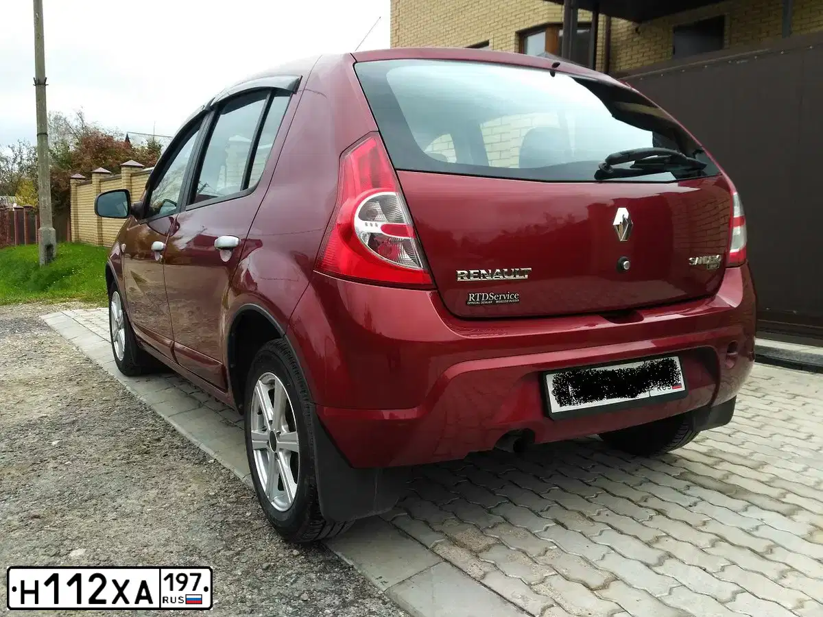 Фото автомобиля RENAULT SANDERO, 2012 — госномер Н112ХА197. Цвет: КРАСНЫЙ
