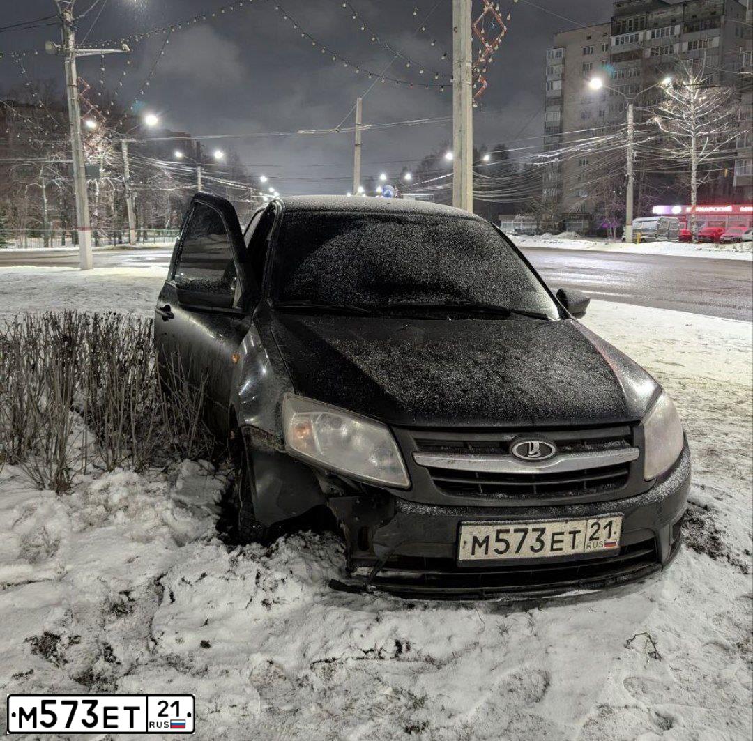 Фото автомобиля LADA 2190 GRANTA, 2015 — госномер М573ЕТ21. Цвет: ЧЕРНЫЙ