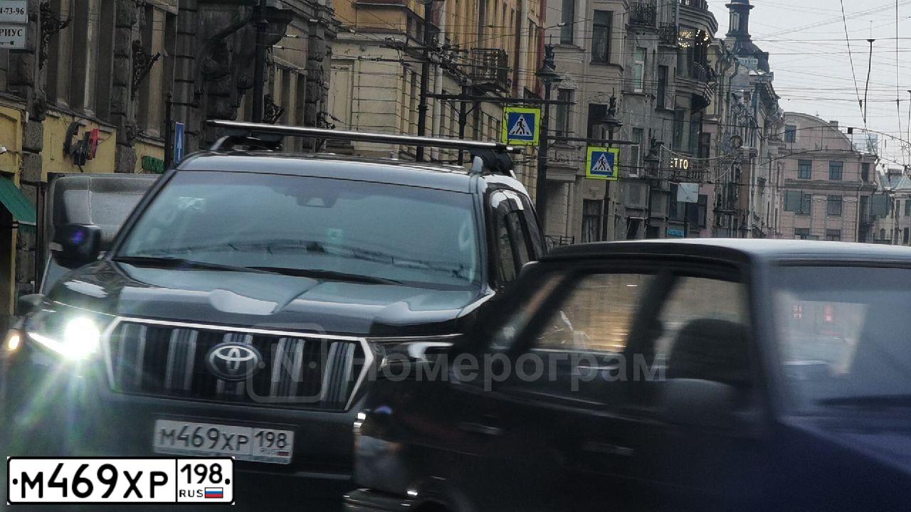 Фото автомобиля TOYOTA LANDCRUISER, 2018 — госномер М469ХР198. Цвет: ЧЕРНЫЙ