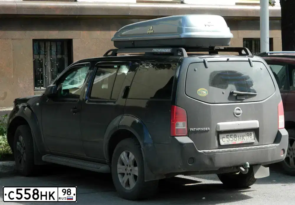Фото автомобиля NISSAN PATHFINDER, 2007 — госномер С558НК98. Цвет: ЧЕРНЫЙ
