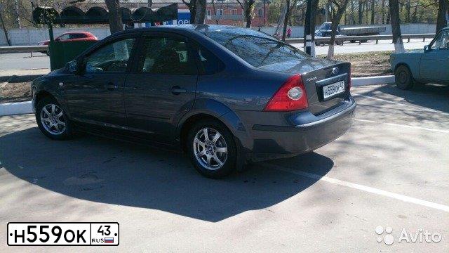 Фото автомобиля FORD FOCUS, 2006 — госномер А864РТ18. Цвет: ТЕМНО-СЕРЫЙ