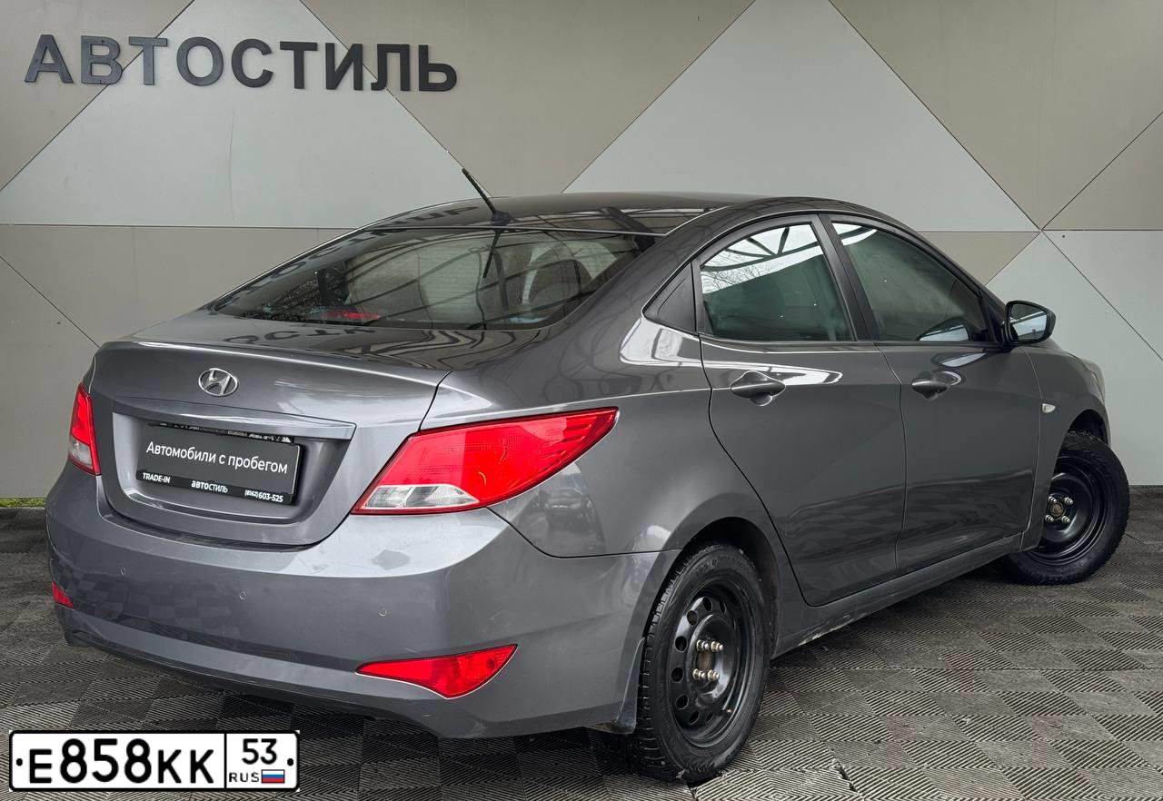 Фото автомобиля HYUNDAI SOLARIS, 2016 — госномер Е858КК53. Цвет: ТЕМНО-СЕРЫЙ