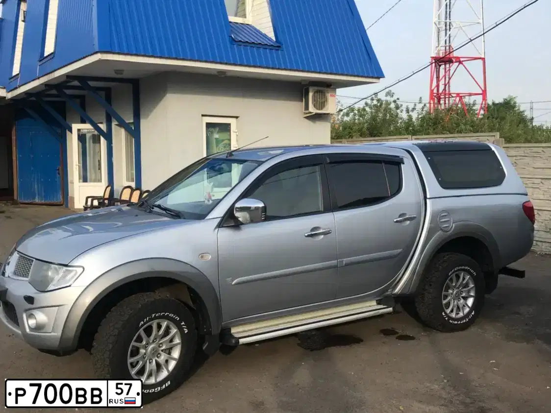 Фото автомобиля MITSUBISHI L 200, 2010 — госномер Х882КР57. Цвет: СЕРЕБРИСТЫЙ