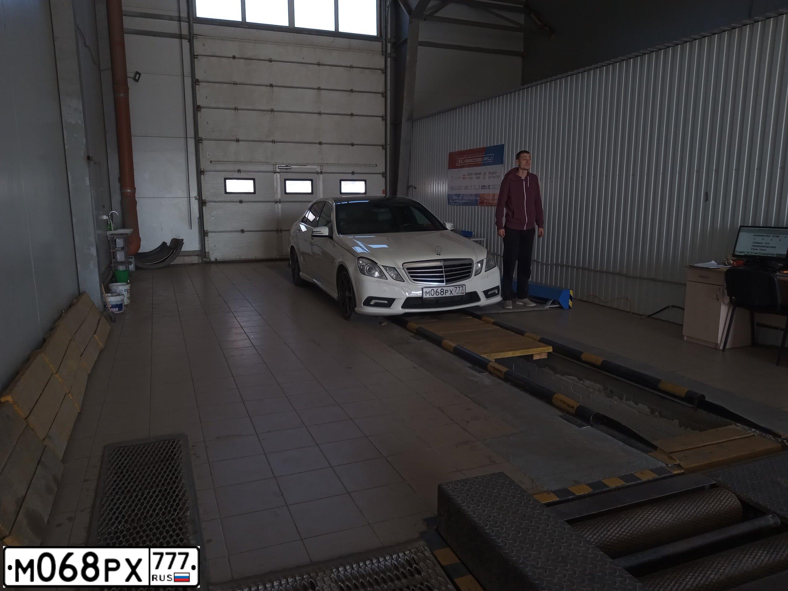 Фото автомобиля MERCEDES E-KLASSE, 2011 — госномер М068РХ777. Цвет: Белый