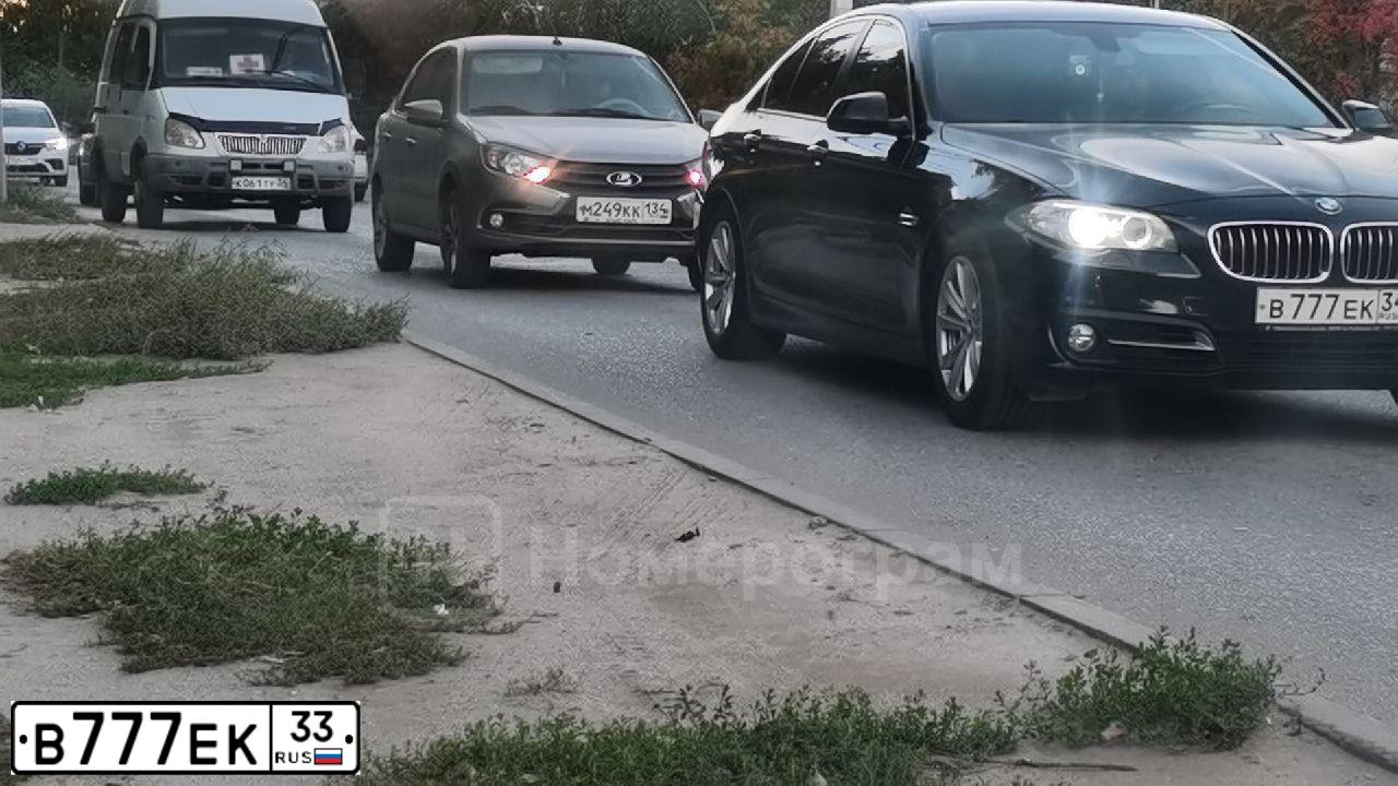 Фото автомобиля TOYOTA AVENSIS, 2002 — госномер К486КР33. Цвет: ЗЕЛЕНЫЙ