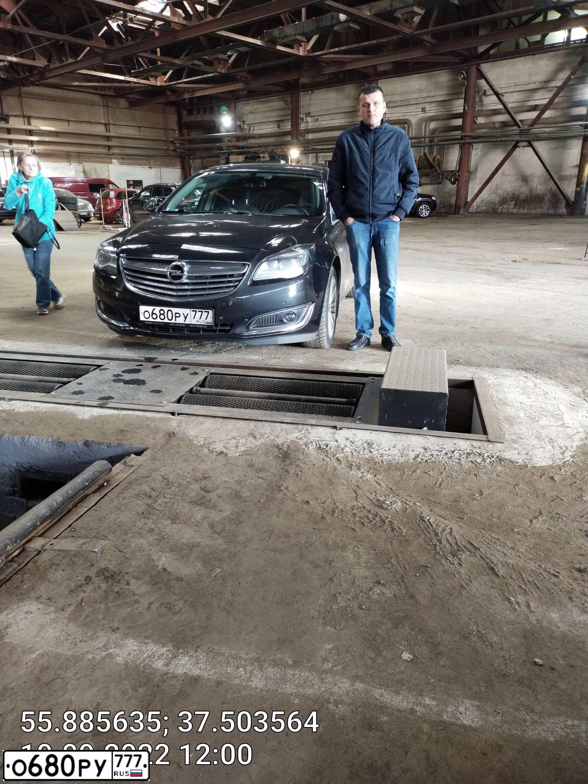Фото автомобиля OPEL INSIGNIA, 2014 — госномер В100КР777. Цвет: ЧЕРНЫЙ