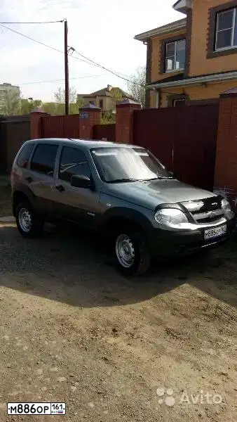 Фото автомобиля CHEVROLET NIVA, 2012 — госномер М886ОР161. Цвет: Темно-серый металлик