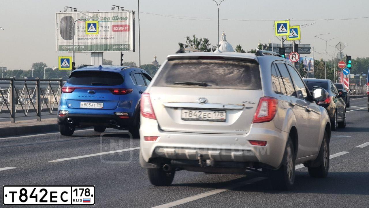 Фото автомобиля LIFAN X 60, 2014 — госномер Т842ЕС178. Цвет: СЕРЕБРО