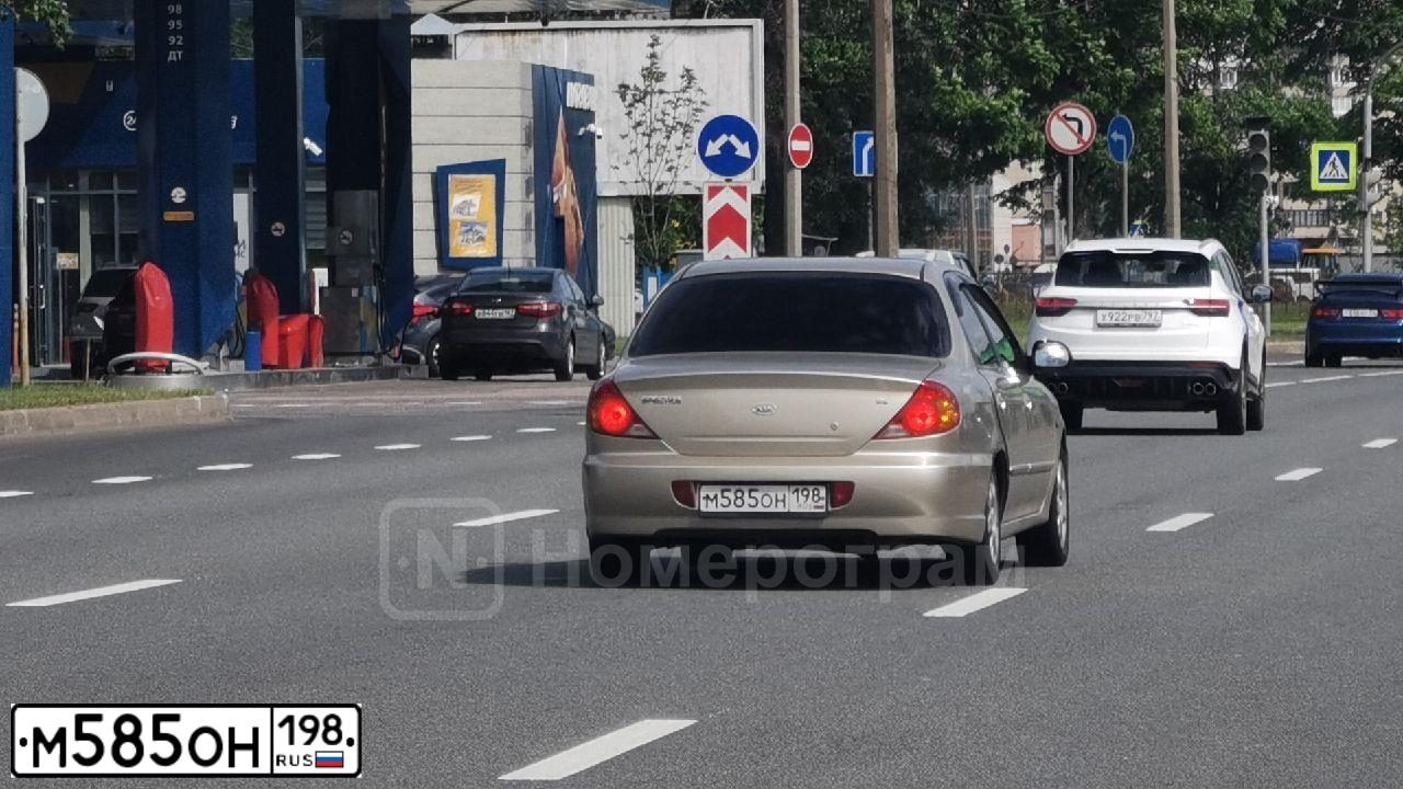 Фото автомобиля KIA SPECTRA, 2007 — госномер М585ОН198. Цвет: Золотисто-бежевый