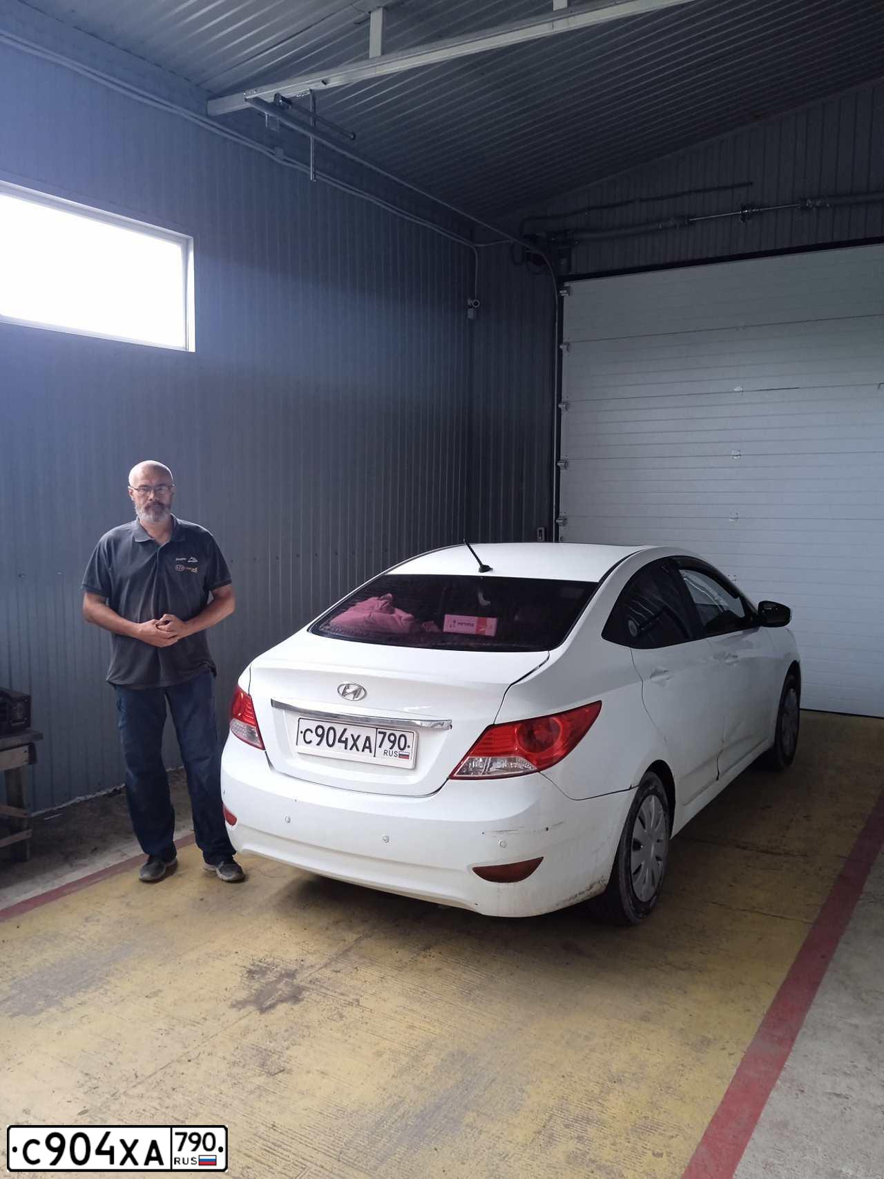 Фото автомобиля HYUNDAI ACCENT, 2011 — госномер Н355УК790. Цвет: Белый