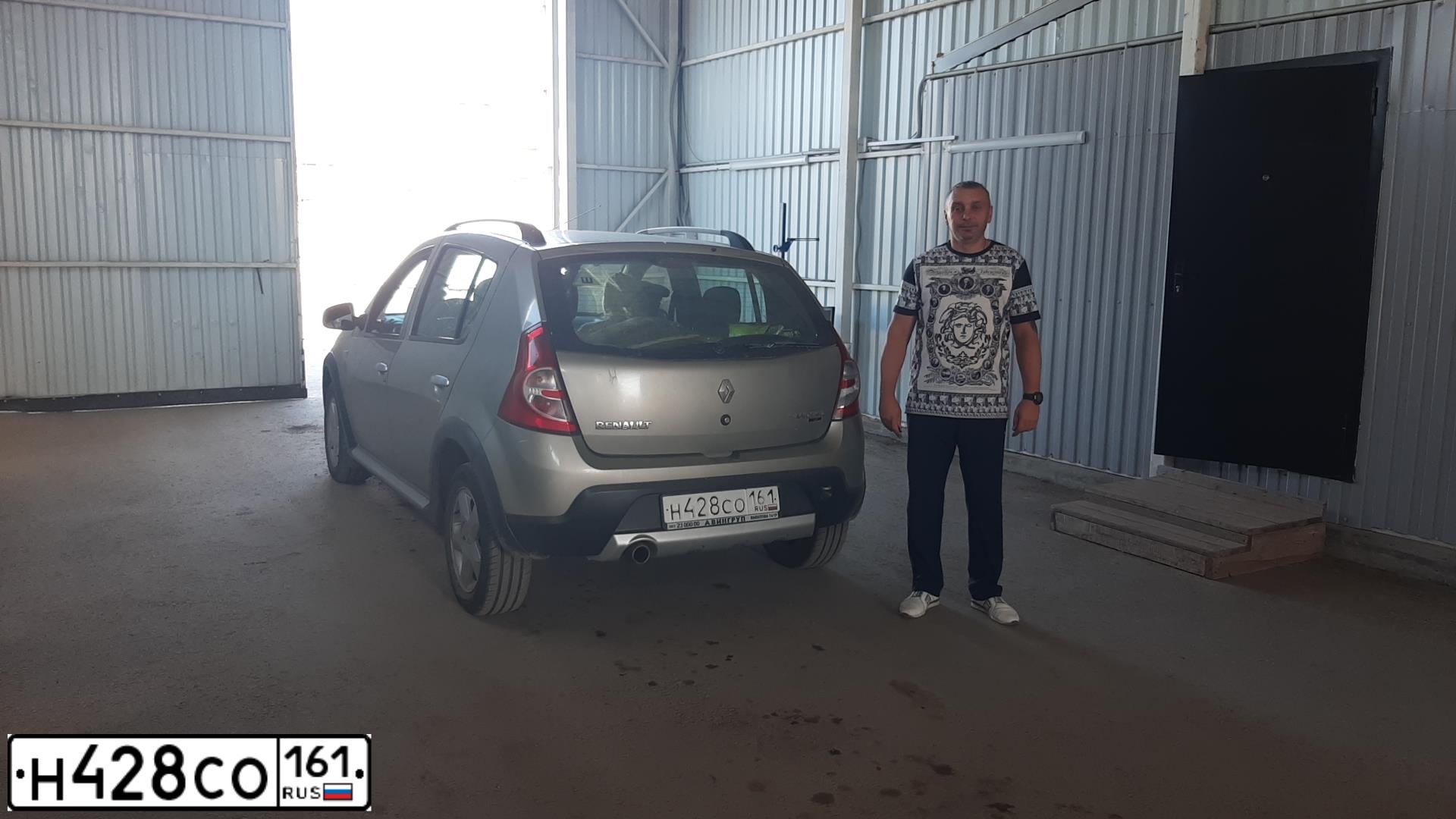 Фото автомобиля RENAULT SANDERO, 2014 — госномер Н428СО161. Цвет: БЕЖЕВЫЙ