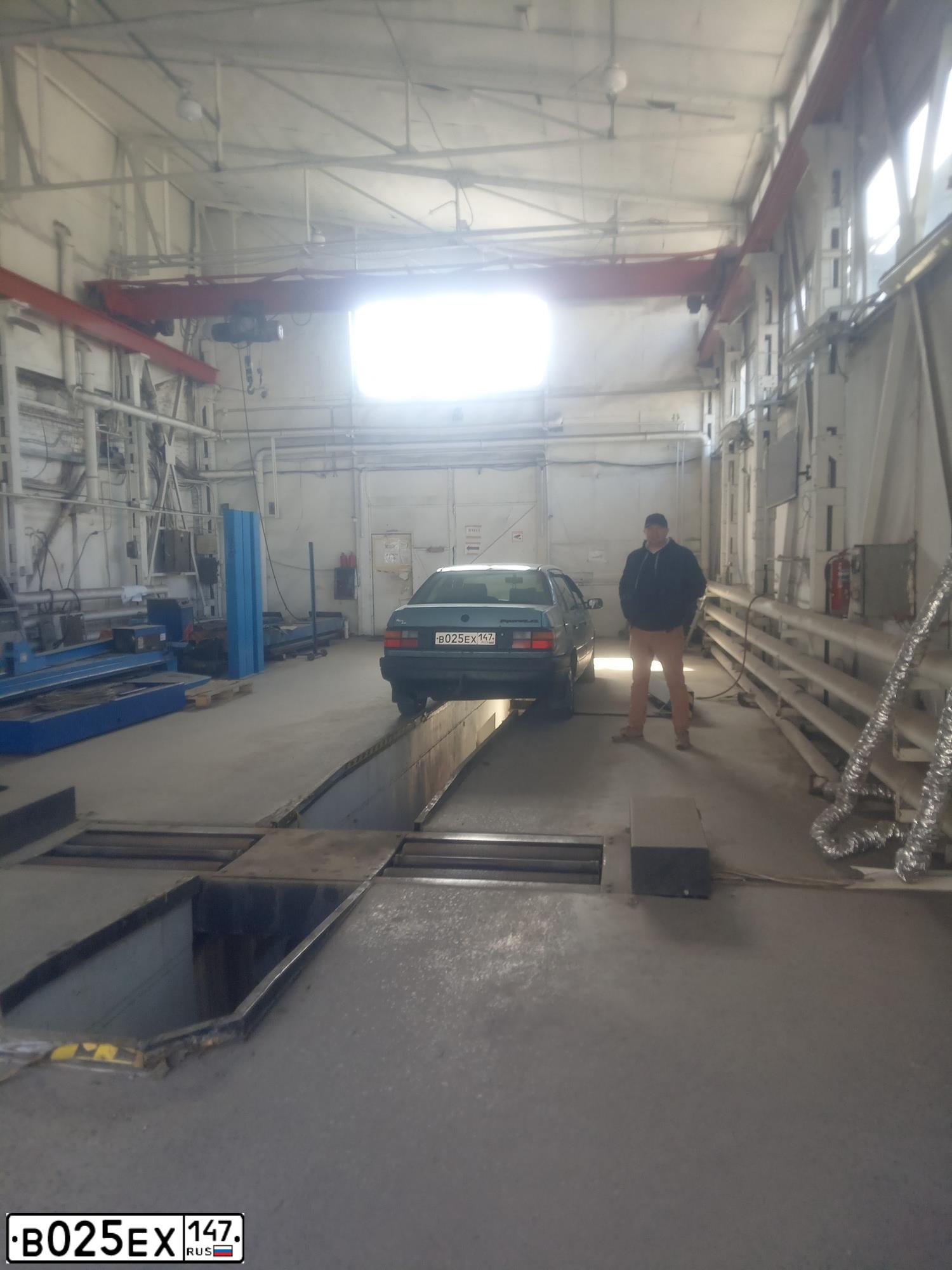 Фото автомобиля VOLKSWAGEN PASSAT, 1990 — госномер В025ЕХ147. Цвет: синий