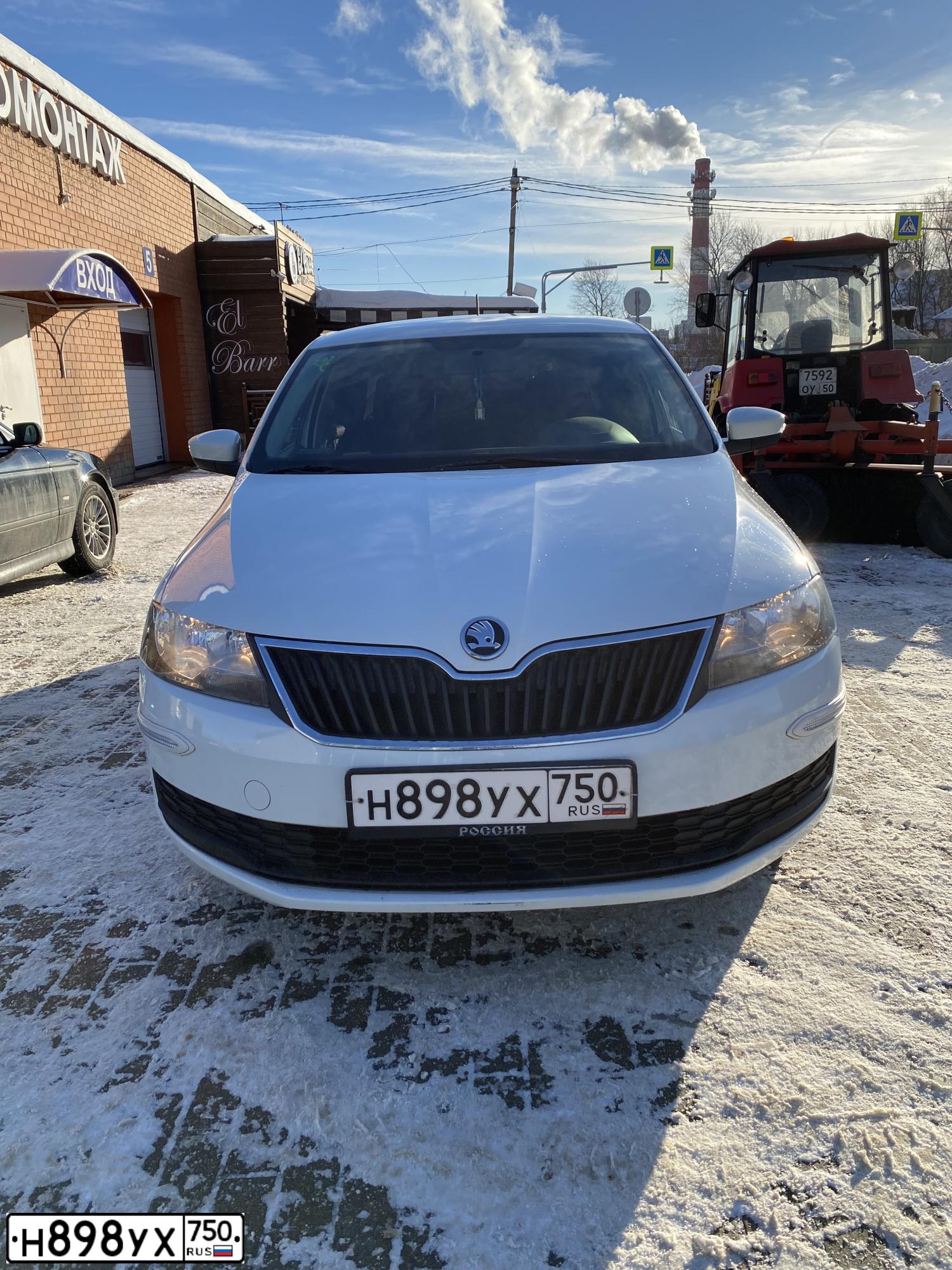 Фото автомобиля SKODA RAPID, 2019 — госномер Х371ВН31. Цвет: Белый
